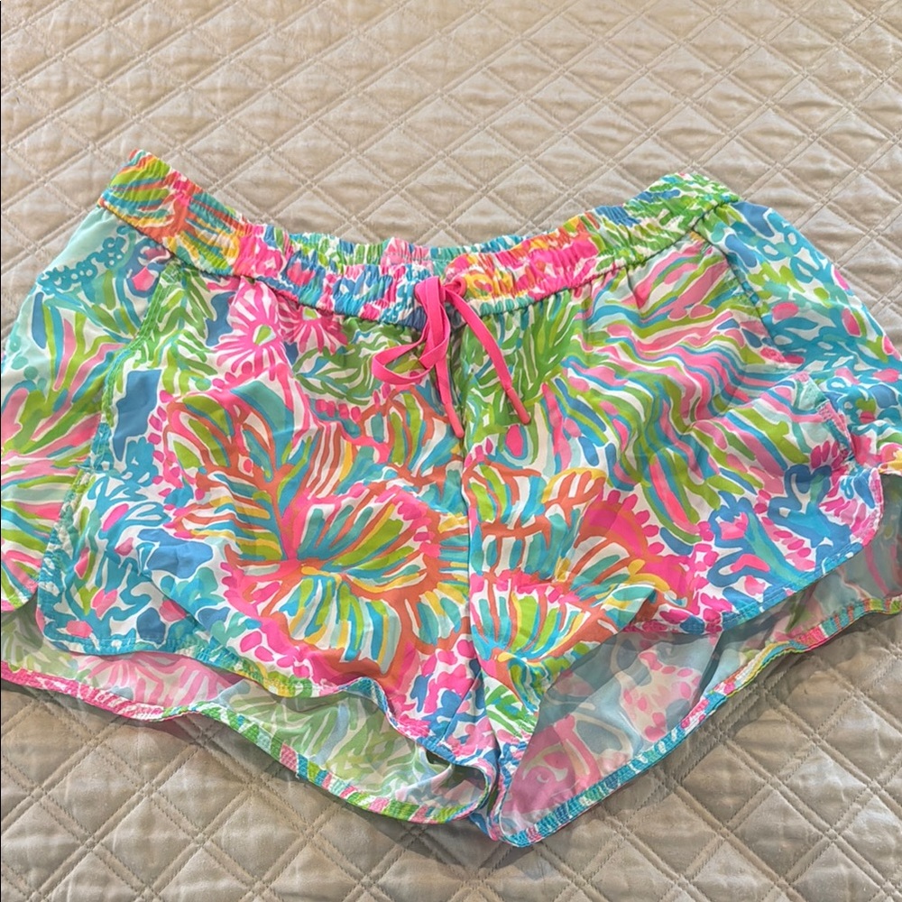 Lilly Pulitzer - Run around shorts Multi color coral. Size M